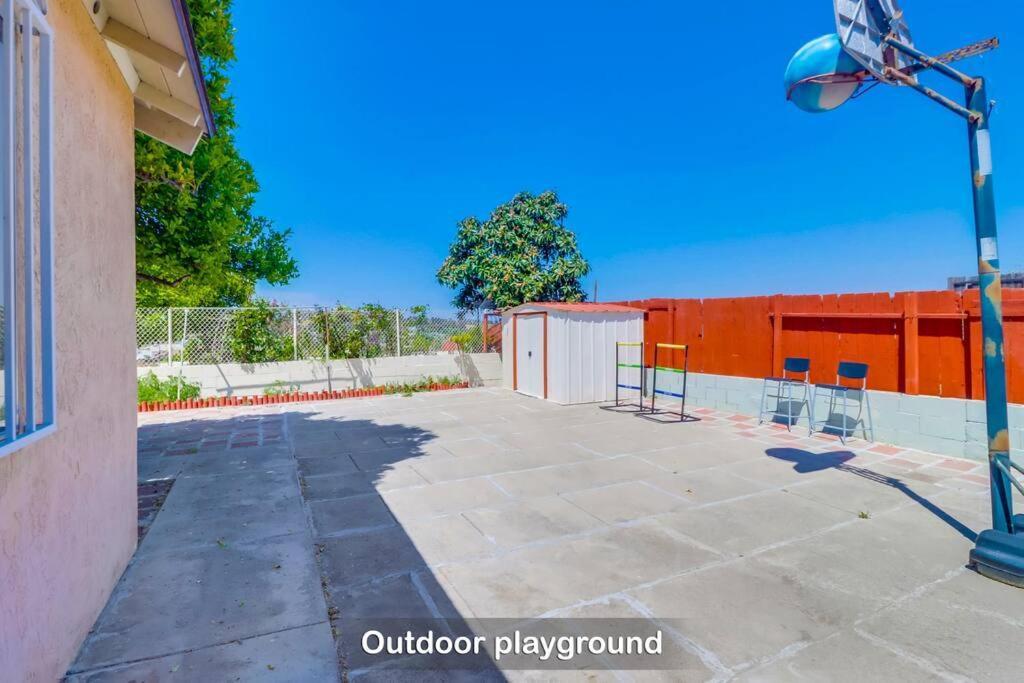 Entire Private 4-bedroom House W Garage, Big Yard, King Bed, Baby Crib Casa de férias *