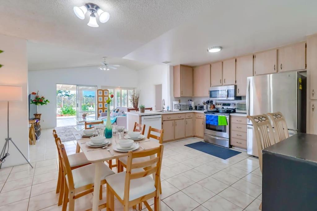 Entire Private 4-bedroom House W Garage, Big Yard, King Bed, Baby Crib Casa de férias