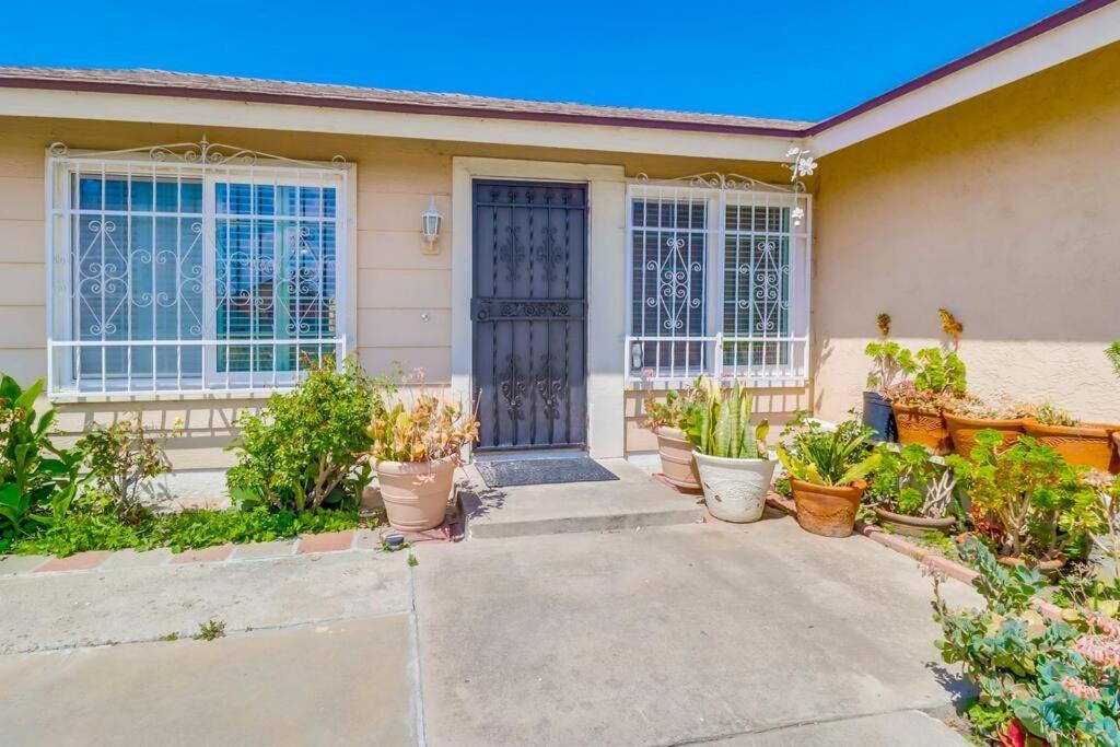 Casa de férias Entire Private 4-bedroom House W Garage, Big Yard, King Bed, Baby Crib *