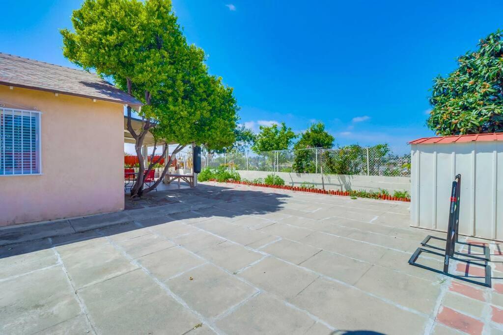 Entire Private 4-bedroom House W Garage, Big Yard, King Bed, Baby Crib Casa de férias