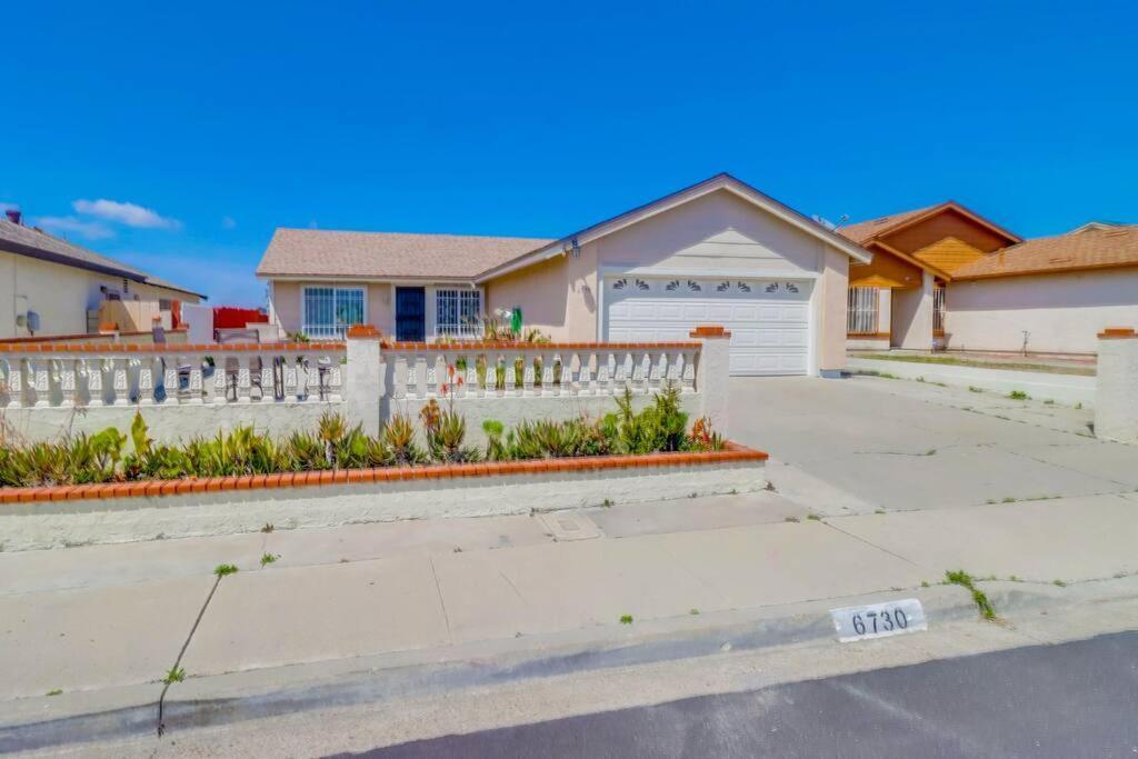 Casa de férias Entire Private 4-bedroom House W Garage, Big Yard, King Bed, Baby Crib