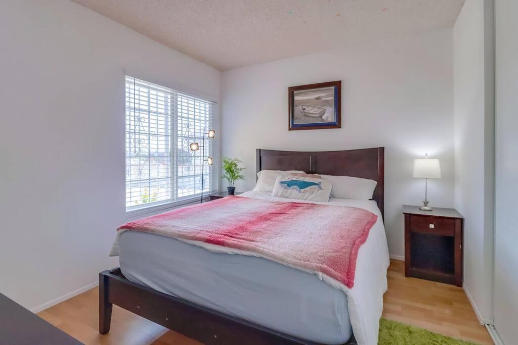 Entire Private 4-bedroom House W Garage, Big Yard, King Bed, Baby Crib Casa de férias San Diego